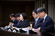 한성숙 국무총리가 10월 8일 세종시 정부세종청사에서 국가정책조정회의를 주재하고 있다.