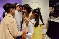 김혜경 여사가 10월 7일 인천광역시 국립세계문자박물관에서 훈맹정음 100주년 특별전을 관람하고 있다.
