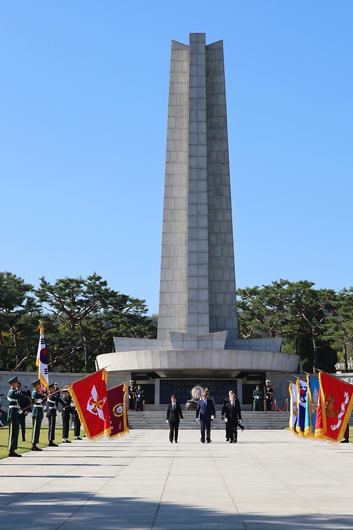 국빈 방한한 압델 파타 알시시 이집트 대통령이 10월 8일 서울 동작구 국립현충원을 찾아 헌화하고 있다.