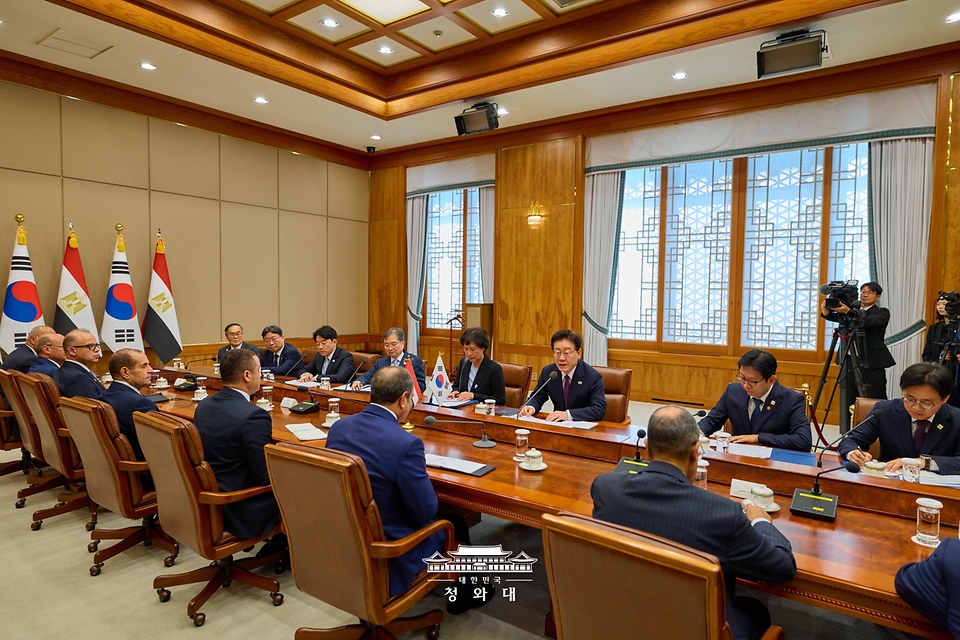 이재명 대통령과 압델 파타 알시시 이집트 대통령이 10월 8일 청와대에서 확대 정상회담을 하고 있다.