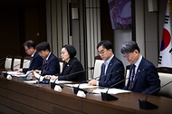 한성숙 국무총리가 10월 8일 세종시 정부세종청사에서 국가정책조정회의를 주재하고 있다.