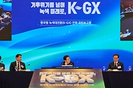 이재명 대통령이 10월 7일 서울 한 회의장에서 열린 한국형 녹색대전환(K-GX) 전략 국민보고회에서 참석자의 발언을 듣고 있다.