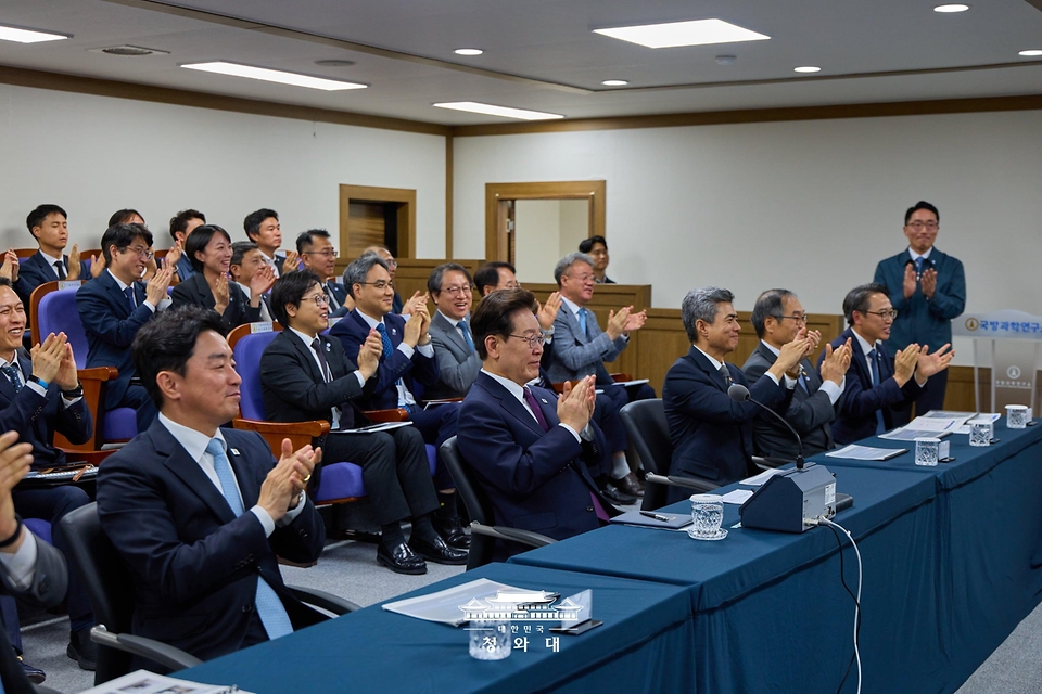 이재명 대통령이 10월 8일 국방과학연구소의 극초음속 활공비행체(HGV) 최초 시험발사를 참관하고 있다.