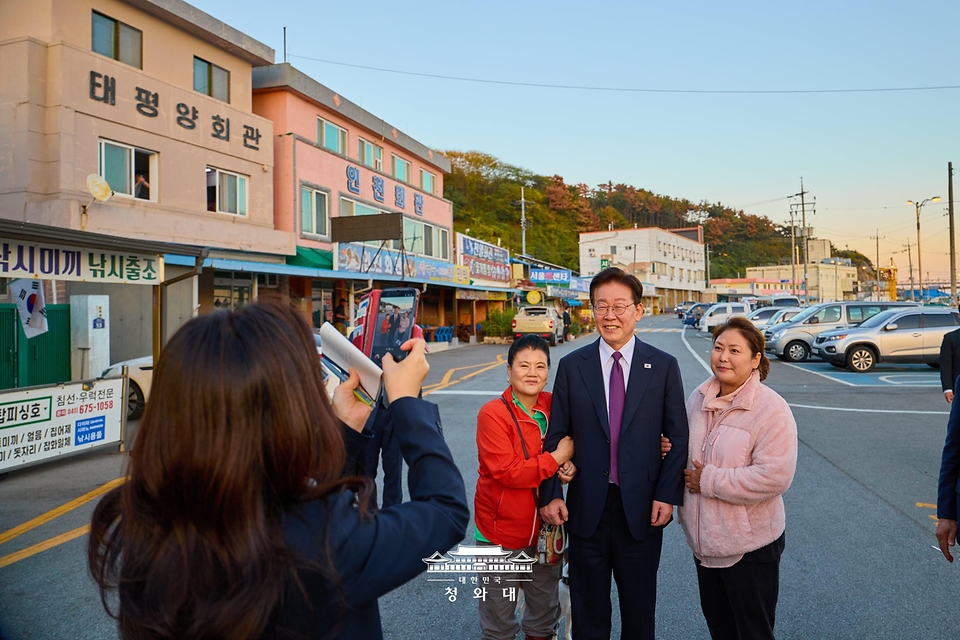 이재명 대통령이 10월 8일 충남 안흥포구를 방문, 시민들과 기념촬영을 있다.
