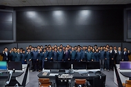 이재명 대통령이 10월 8일 국방과학연구소의 극초음속 활공비행체(HGV) 최초 시험발사를 참관한 뒤 관계자들과 기념촬영을 하고 있다.