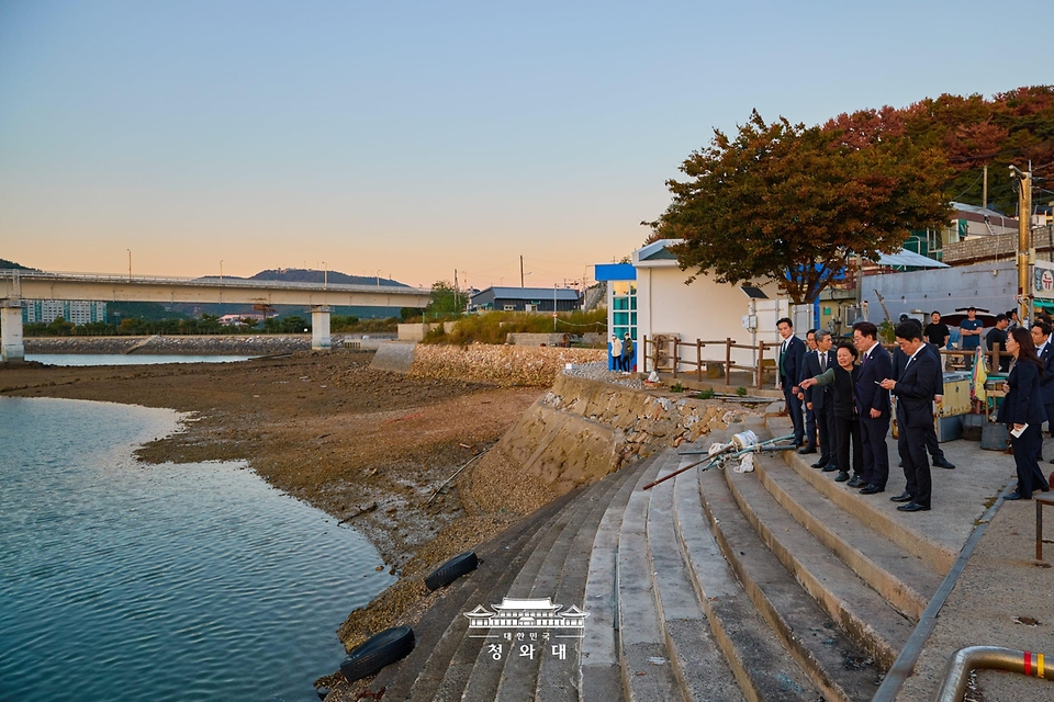 이재명 대통령이 10월 8일 충남 안흥포구를 방문, 상인과 대화하고 있다.