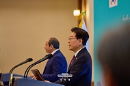 이재명 대통령과 압델 파타 알시시 이집트 대통령이 10월 8일 청와대에서 공동언론발표를 하고 있다.