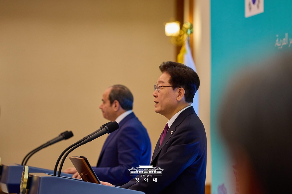 이재명 대통령과 압델 파타 알시시 이집트 대통령이 10월 8일 청와대에서 공동언론발표를 하고 있다.