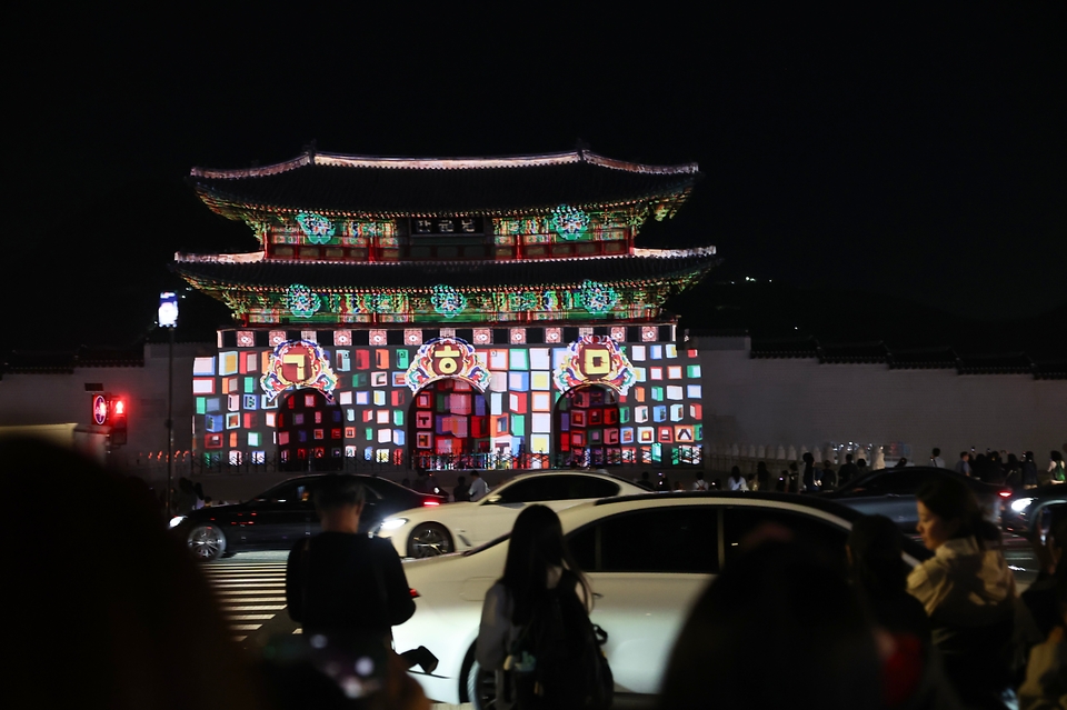 한글날을 하루 앞둔 10월 8일 서울 경복궁 광화문 외벽에 한글날 제정 100주년을 기념한 '스물넷, 우주' 미디어 파사드가 공개되고 있다.