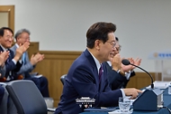 이재명 대통령이 10월 8일 국방과학연구소의 극초음속 활공비행체(HGV) 최초 시험발사를 참관하고 있다.