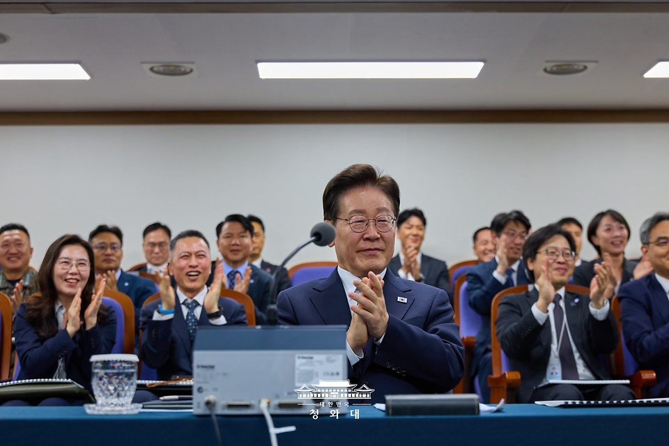 이재명 대통령이 10월 8일 국방과학연구소의 극초음속 활공비행체(HGV) 최초 시험발사를 참관하고 있다.