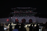 한글날을 하루 앞둔 10월 8일 서울 경복궁 광화문 외벽에 한글날 제정 100주년을 기념한 '스물넷, 우주' 미디어 파사드가 공개되고 있다.