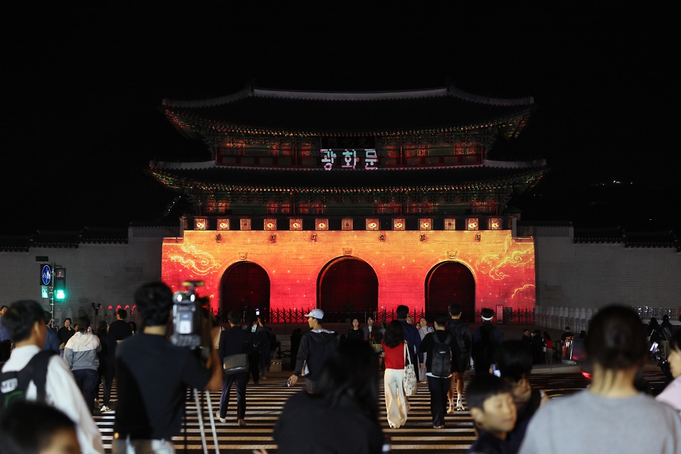 한글날을 하루 앞둔 10월 8일 서울 경복궁 광화문 외벽에 한글날 제정 100주년을 기념한 '스물넷, 우주' 미디어 파사드가 공개되고 있다.