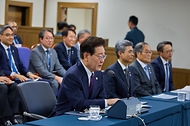이재명 대통령이 10월 8일 국방과학연구소의 극초음속 활공비행체(HGV) 최초 시험발사를 참관하고 있다.