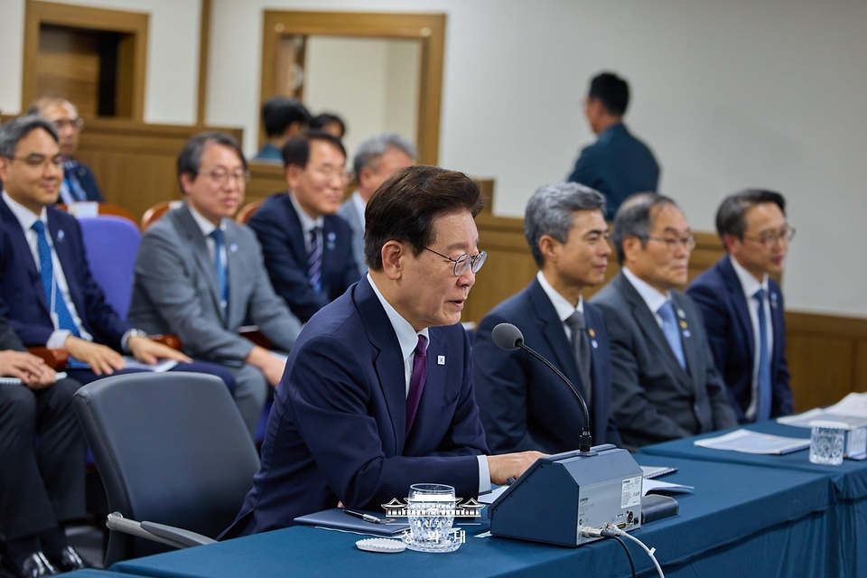 이재명 대통령이 10월 8일 국방과학연구소의 극초음속 활공비행체(HGV) 최초 시험발사를 참관하고 있다.