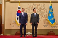 이재명 대통령이 10월 12일 청와대에서 열린 주한대사 신임장 제정식에서 도나타스 타물라이티스 리투아니아 대사와 기념촬영을 하고 있다.