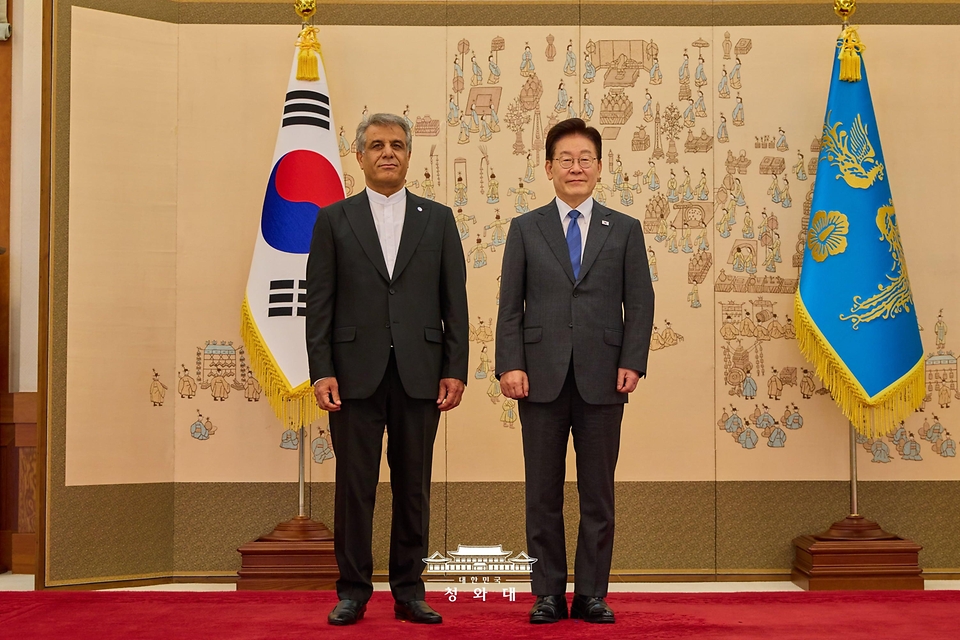 이재명 대통령이 10월 12일 청와대에서 열린 주한대사 신임장 제정식에서 아흐마드 에르파니안 이란 대사와 기념촬영을 하고 있다.