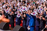 한성숙 국무총리가 10월 9일 서울 종로구 세종문화회관에서 열린 580돌 한글날 경축식에서 만세삼창을 하고 있다.