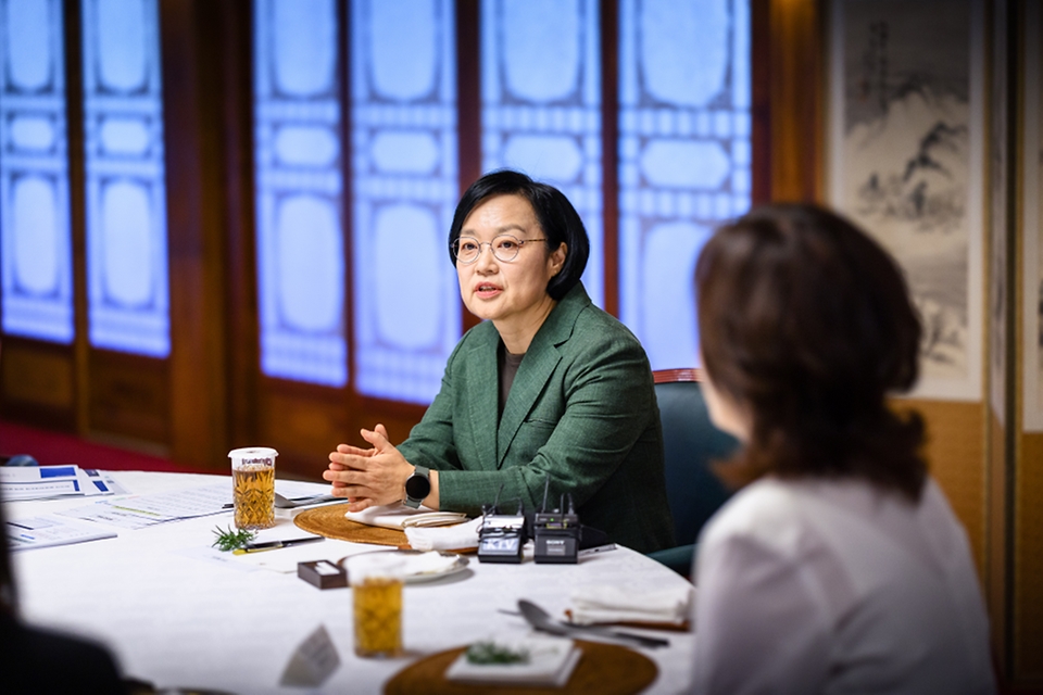 한성숙 국무총리가 10월 11일 서울 종로구 삼청동 국무총리 서울공관에서 열린 공공임대주택 및 사회주택 분야 전문가들과 열린 브런치에 참석하고 있다.