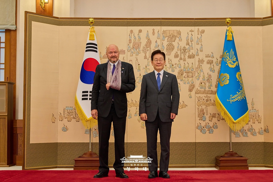 이재명 대통령이 10월 12일 청와대에서 열린 주한대사 신임장 제정식에서 에스펜 프레데릭 라센 노르웨이 대사와 기념촬영을 하고 있다.