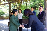 한성숙 국무총리가 10월 11일 서울 종로구 삼청동 국무총리 서울공관에서 열린 공공임대주택 및 사회주택 분야 전문가들과 열린 브런치에 참석하고 있다.