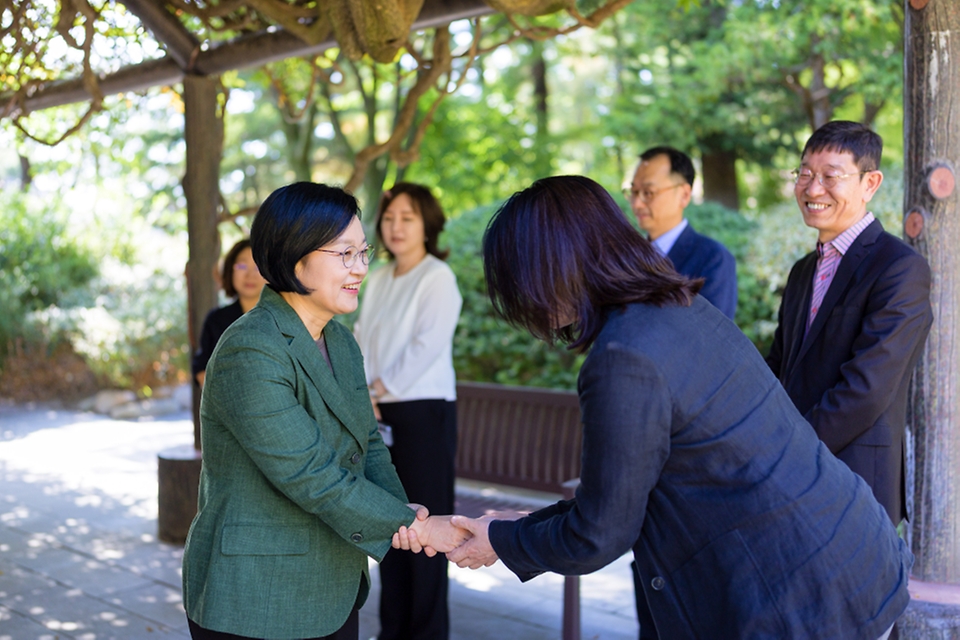 한성숙 국무총리가 10월 11일 서울 종로구 삼청동 국무총리 서울공관에서 열린 공공임대주택 및 사회주택 분야 전문가들과 열린 브런치에 참석하고 있다.