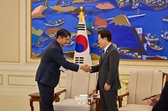 이재명 대통령이 10월 12일 청와대에서 주한대사 신임장 제정식 후 멜리스 마마달리예프 키르기스스탄 대사와 악수하고 있다.