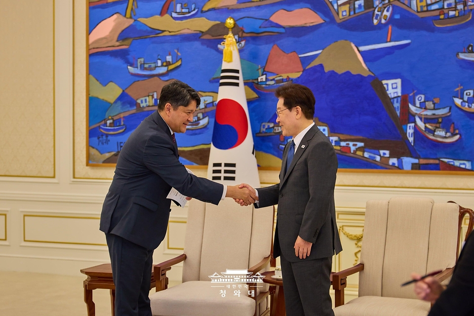 이재명 대통령이 10월 12일 청와대에서 주한대사 신임장 제정식 후 멜리스 마마달리예프 키르기스스탄 대사와 악수하고 있다.