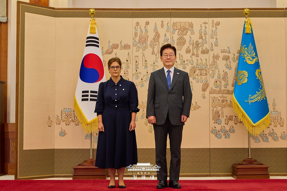 이재명 대통령이 10월 12일 청와대에서 열린 주한대사 신임장 제정식에서 비비안 데 피에르푸 미덴세 온두라스 대사와 기념촬영을 하고 있다.