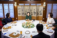 한성숙 국무총리가 10월 11일 서울 종로구 삼청동 국무총리 서울공관에서 열린 공공임대주택 및 사회주택 분야 전문가들과 열린 브런치에 참석하고 있다.