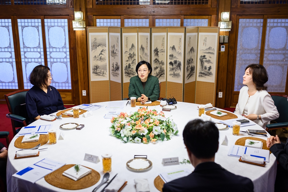 한성숙 국무총리가 10월 11일 서울 종로구 삼청동 국무총리 서울공관에서 열린 공공임대주택 및 사회주택 분야 전문가들과 열린 브런치에 참석하고 있다.