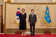 이재명 대통령이 10월 12일 청와대에서 열린 주한대사 신임장 제정식에서 미리암 테레사 모쥬간 슬로베니아 대사와 기념촬영을 하고 있다.