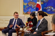 이재명 대통령이 10월 12일 청와대에서 주한대사 신임장 제정식 후 도나타스 타물라이티스 리투아니아 대사와 환담을 하고 있다.