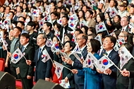 한성숙 국무총리가 10월 9일 서울 종로구 세종문화회관에서 열린 580돌 한글날 경축식에서 만세삼창을 하고 있다.