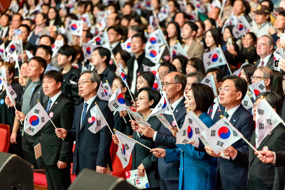 한성숙 국무총리가 10월 9일 서울 종로구 세종문화회관에서 열린 580돌 한글날 경축식에서 만세삼창을 하고 있다.