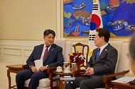 이재명 대통령이 10월 12일 청와대에서 주한대사 신임장 제정식 후 멜리스 마마달리예프 키르기스스탄 대사와 환담을 하고 있다.