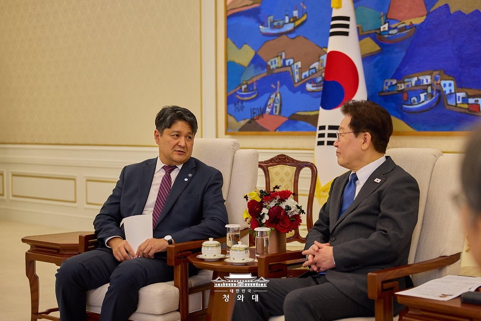 이재명 대통령이 10월 12일 청와대에서 주한대사 신임장 제정식 후 멜리스 마마달리예프 키르기스스탄 대사와 환담을 하고 있다.