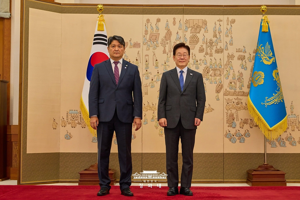 이재명 대통령이 10월 12일 청와대에서 열린 주한대사 신임장 제정식에서 멜리스 마마달리예프 키르기스스탄 대사와 기념촬영을 하고 있다.
