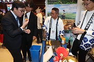 최휘영 문화체육관광부 장관이 10월 10일 서울 강남구 코엑스에서 열린 '한일축제한마당 2026 in Seoul' 개막행사에 참석해 행사장을 관람하고 있다. 
