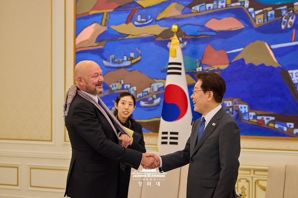 이재명 대통령이 10월 12일 청와대에서 주한대사 신임장 제정식 후 에스펜 프레데릭 라센 노르웨이 대사와 악수하고 있다.