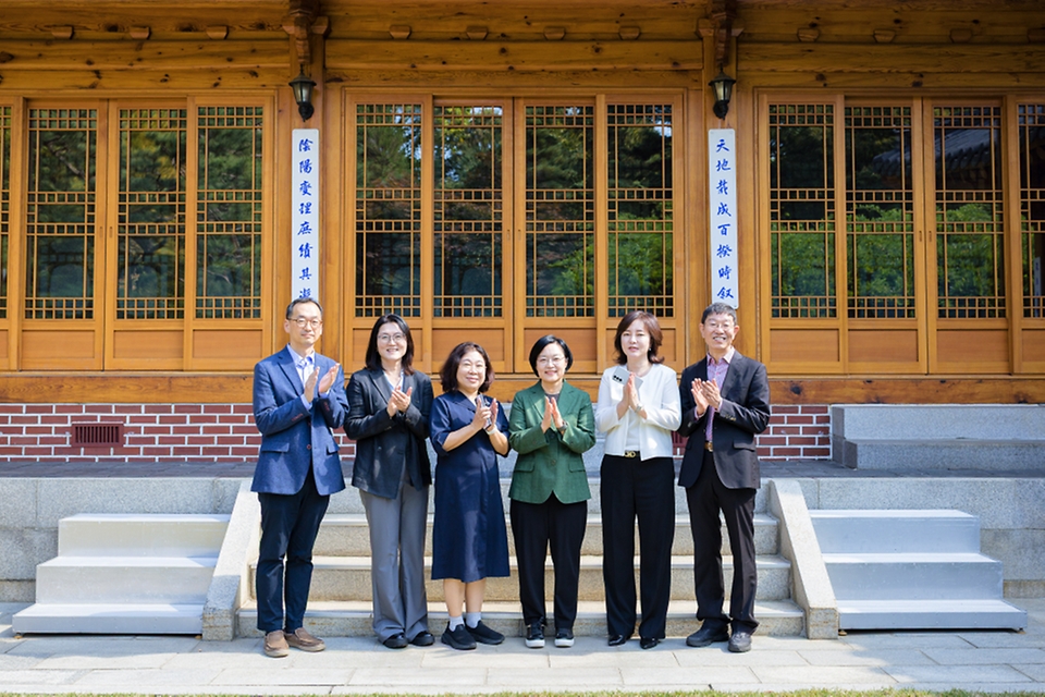 한성숙 국무총리가 10월 11일 서울 종로구 삼청동 국무총리 서울공관에서 열린 공공임대주택 및 사회주택 분야 전문가들과 열린 브런치에 참석하고 있다.