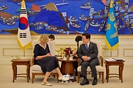 이재명 대통령이 10월 12일 청와대에서 주한대사 신임장 제정식 후 미리암 테레사 모쥬간 슬로베니아 대사와 환담을 하고 있다.