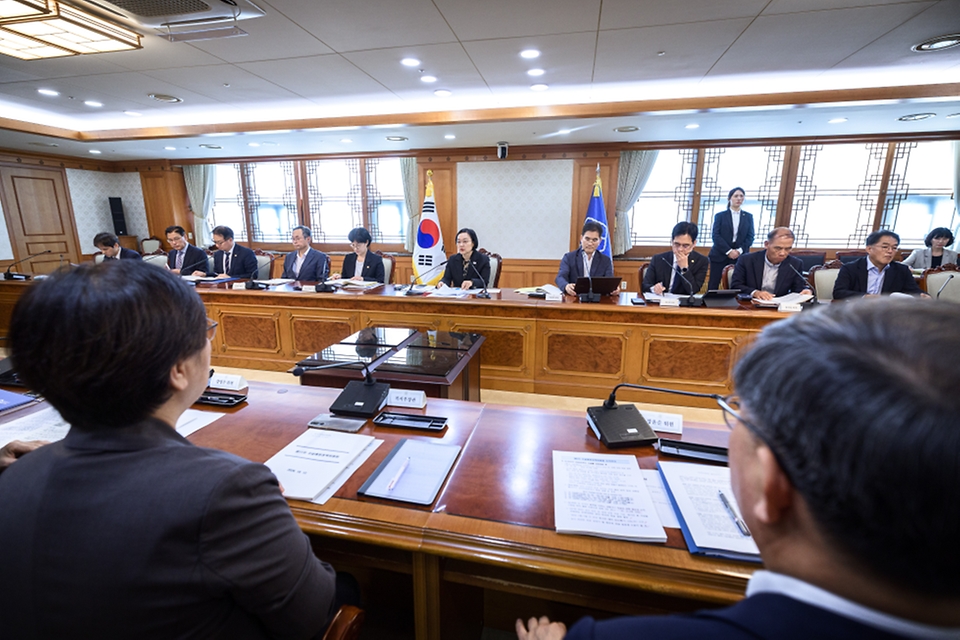 한성숙 국무총리가 10월 12일 서울 종로구 정부서울청사에서 자살예방정책위원회 민간위원 위촉식 및 자살예방정책위원회 11차 회의를 주재하고 있다.