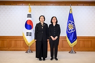 한성숙 국무총리가 10월 12일 서울 종로구 정부서울청사에서 자살예방정책위원회 민간위원 위촉식 및 자살예방정책위원회 11차 회의를 주재하고 있다.