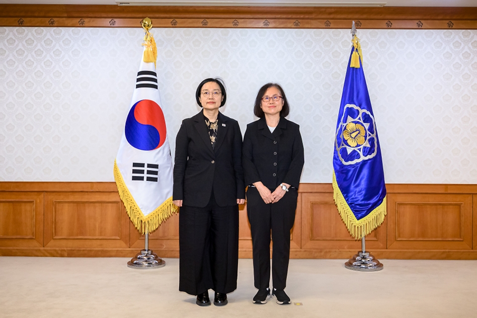한성숙 국무총리가 10월 12일 서울 종로구 정부서울청사에서 자살예방정책위원회 민간위원 위촉식 및 자살예방정책위원회 11차 회의를 주재하고 있다.