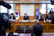 한성숙 국무총리가 10월 12일 서울 종로구 정부서울청사에서 자살예방정책위원회 민간위원 위촉식 및 자살예방정책위원회 11차 회의를 주재하고 있다.