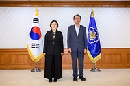 한성숙 국무총리가 10월 12일 서울 종로구 정부서울청사에서 자살예방정책위원회 민간위원 위촉식 및 자살예방정책위원회 11차 회의를 주재하고 있다.