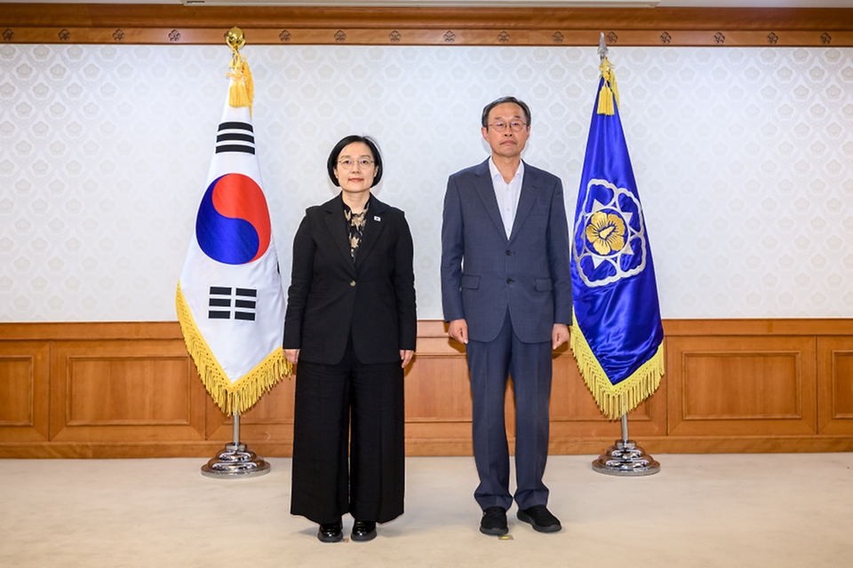 한성숙 국무총리가 10월 12일 서울 종로구 정부서울청사에서 자살예방정책위원회 민간위원 위촉식 및 자살예방정책위원회 11차 회의를 주재하고 있다.