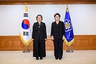 한성숙 국무총리가 10월 12일 서울 종로구 정부서울청사에서 자살예방정책위원회 민간위원 위촉식 및 자살예방정책위원회 11차 회의를 주재하고 있다.
