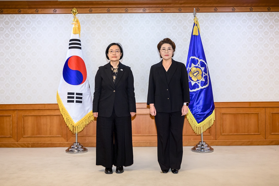 한성숙 국무총리가 10월 12일 서울 종로구 정부서울청사에서 자살예방정책위원회 민간위원 위촉식 및 자살예방정책위원회 11차 회의를 주재하고 있다.